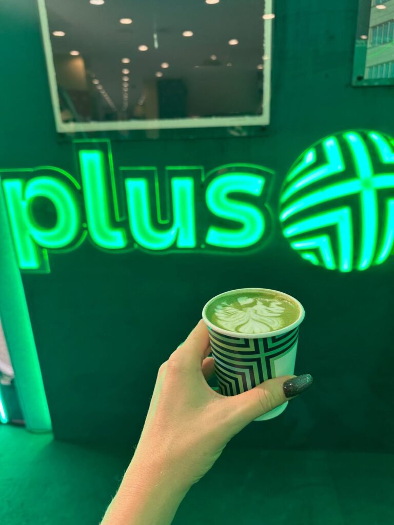 Matcha na stoisku Plusa