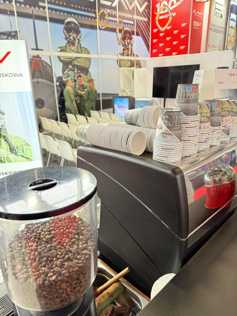 stoisko baristyczne z kawą na targi obronne
